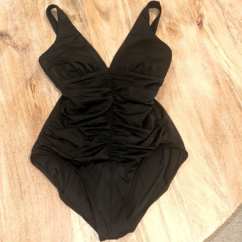 Jantzen one piece slimming swimsuit size 12. Black.